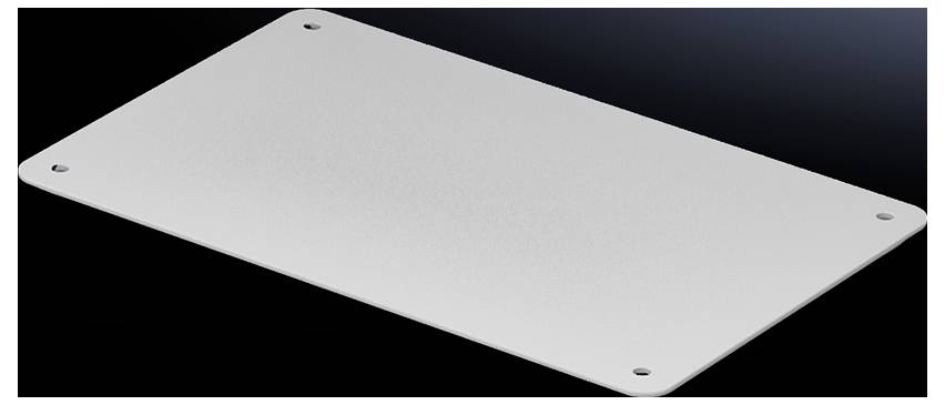 Metalen plaat met vier schroefgaten in de hoeken, tegen een zwarte achtergrond.