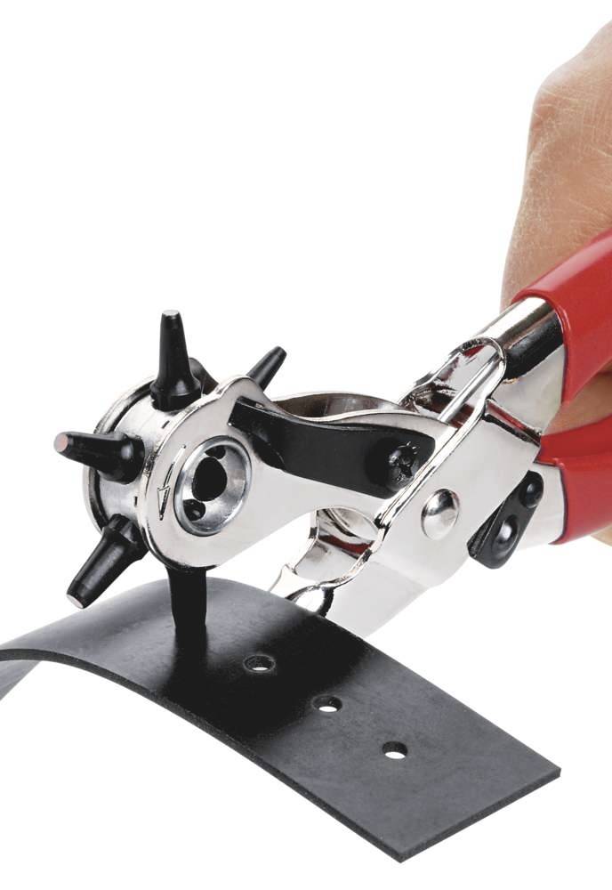 Een handgereedschap met rode handvatten wordt gebruikt om gaten te maken in een zwart materiaal.