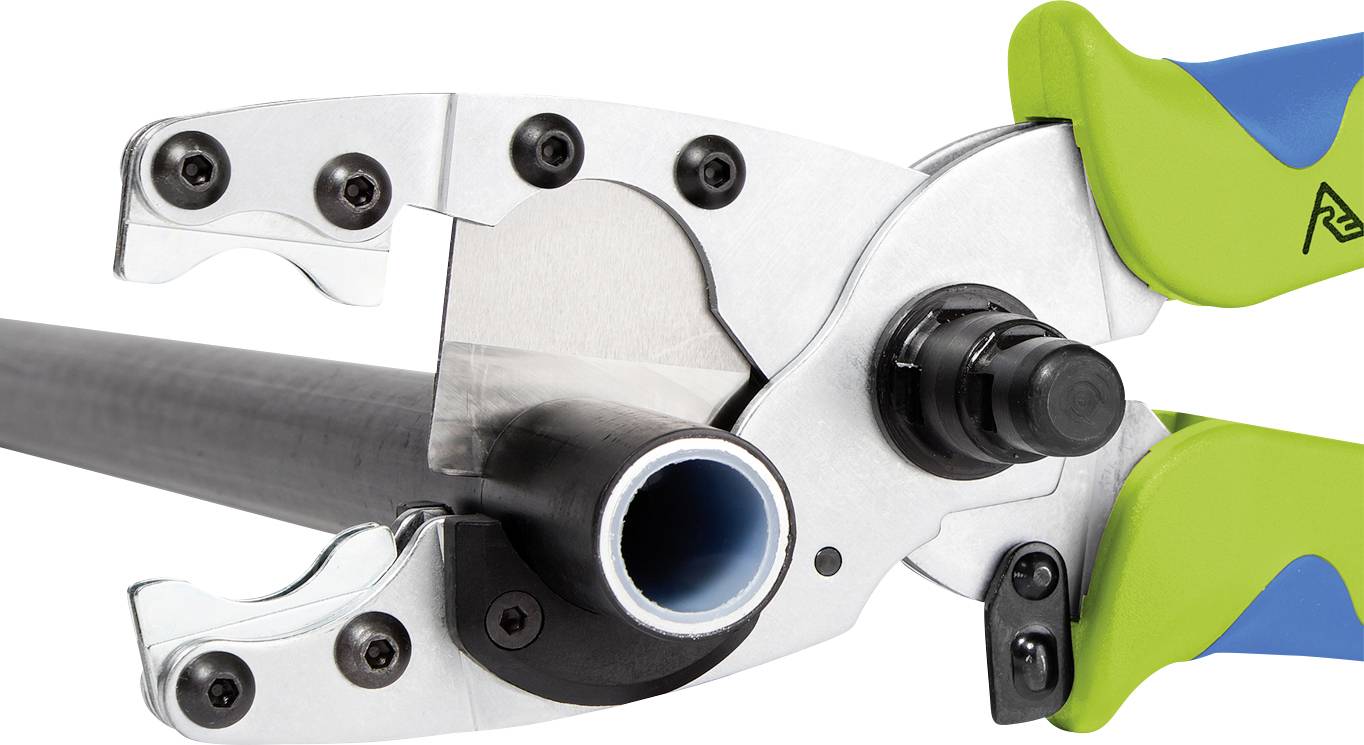 Een pijpsnijder met groene handgrepen snijdt een zwarte pijp. De tang toont een geraffineerd mechanisme.