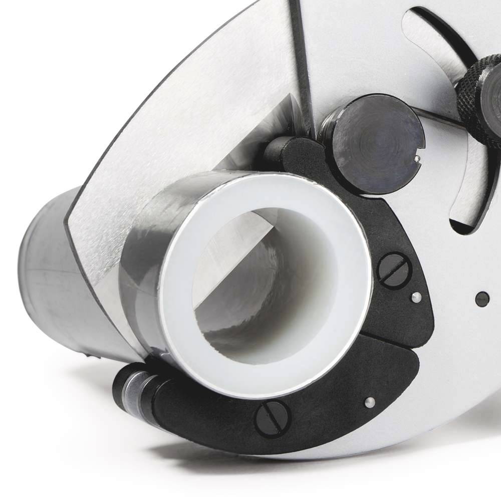 Industriële installatie: Close-up van een metalen apparaat met buisvormige elementen en schroefverbindingen, toont technische details.