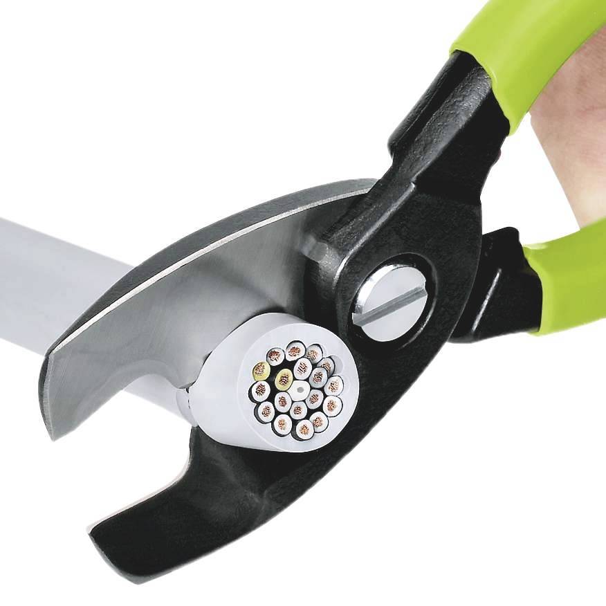 Een hand houdt een groene kabelschaar vast die een meeraderige kabel doorsnijdt. De kabeldraadjes zijn zichtbaar doorgeknipt.