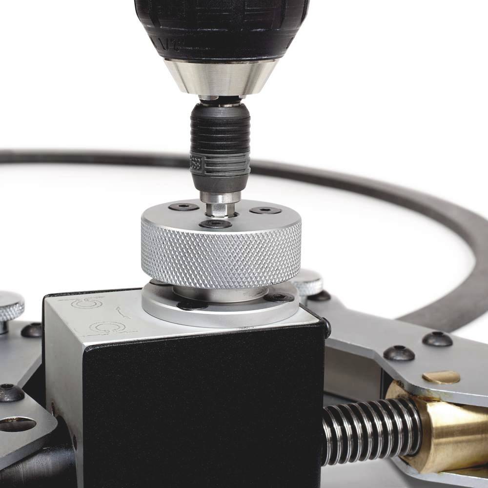 Boor close-up, bevestigd aan een rond metalen stuk op een precisieapparaat, klaar voor een technische toepassing.