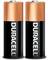 Twee zwarte en koperkleurige Duracell-batterijen naast elkaar, met de merknaam zichtbaar in het wit.