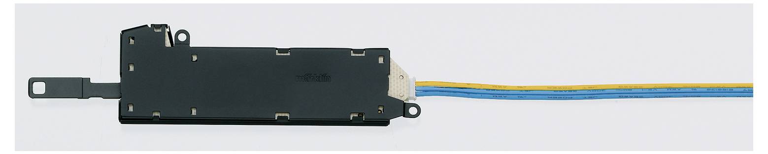 Zwarte elektromechanische sluitinrichting met blauw en geel snoer, horizontaal geplaatst op een witte achtergrond.