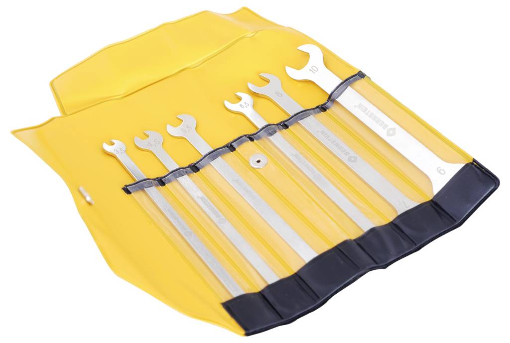 Een gele gereedschapstas met zes zilveren steeksleutels van verschillende afmetingen, netjes gerangschikt.