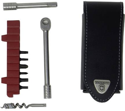 Een multitool-set met ratel, bits, kurkentrekker en zwarte lederen tas. Perfect voor buitenactiviteiten en noodreparaties.