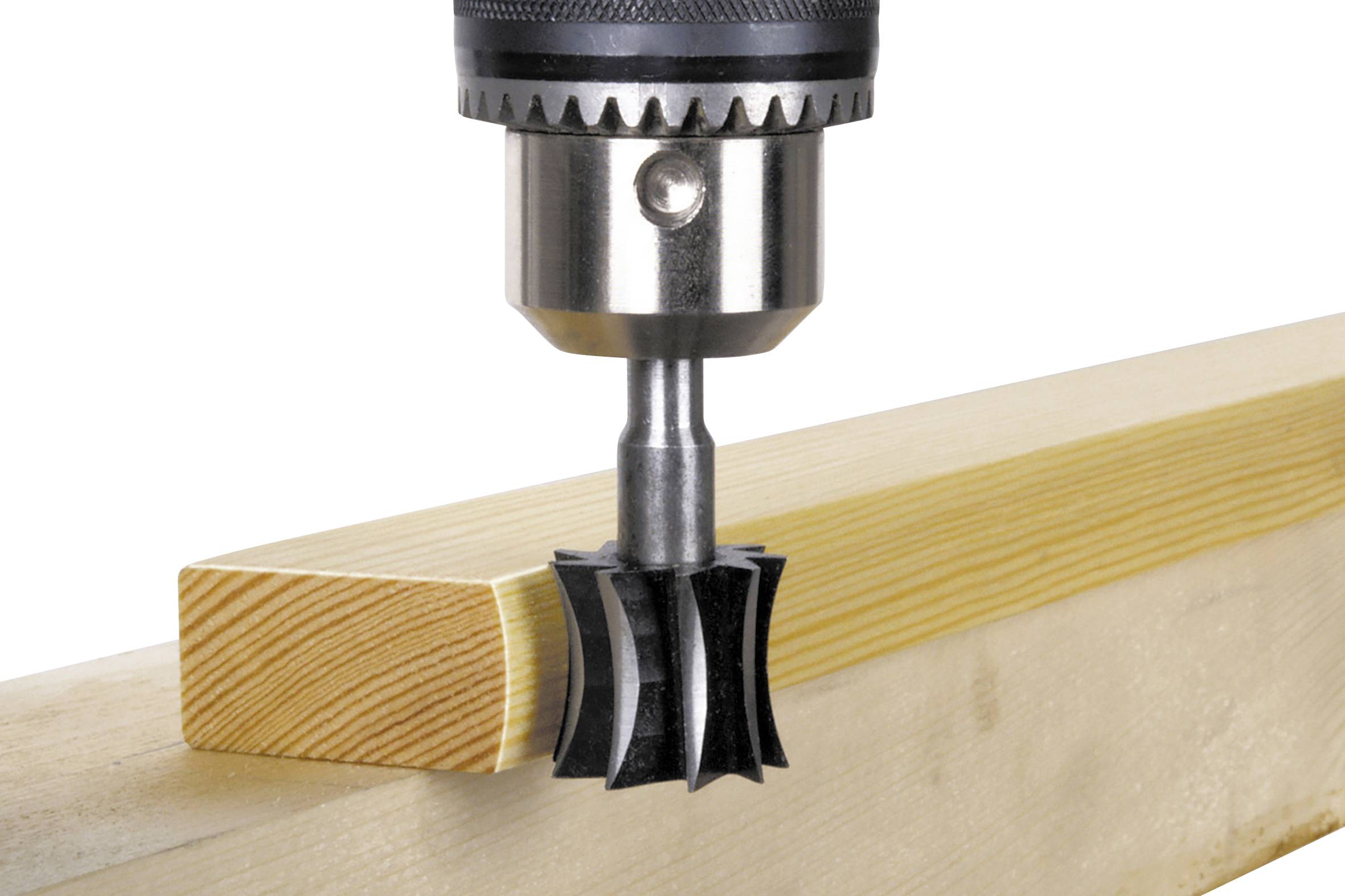 Boormachine met freeskop bewerkt de rand van een houten plank.