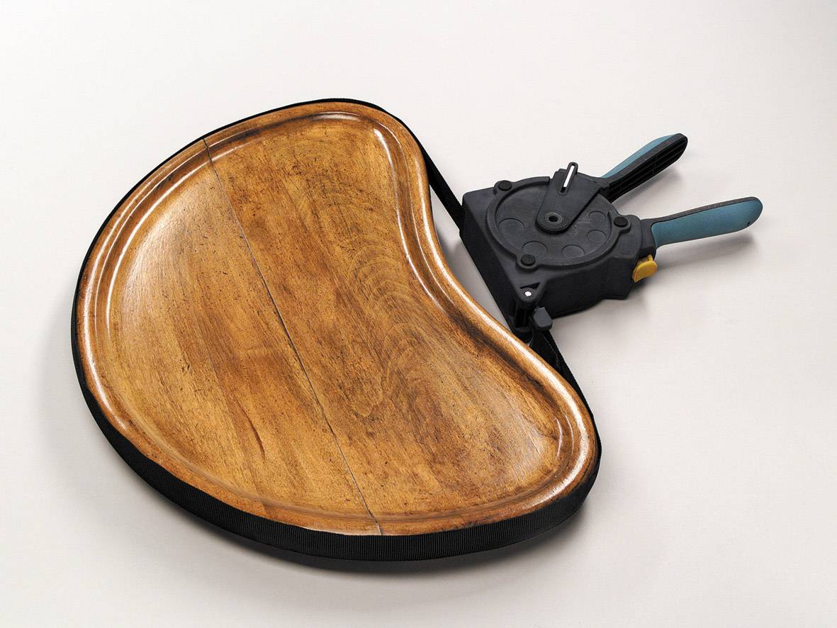 Een houten, halfmaanvormig voorwerp met een zwarte handgreep en hendel, mogelijk een ergonomisch werktuig.