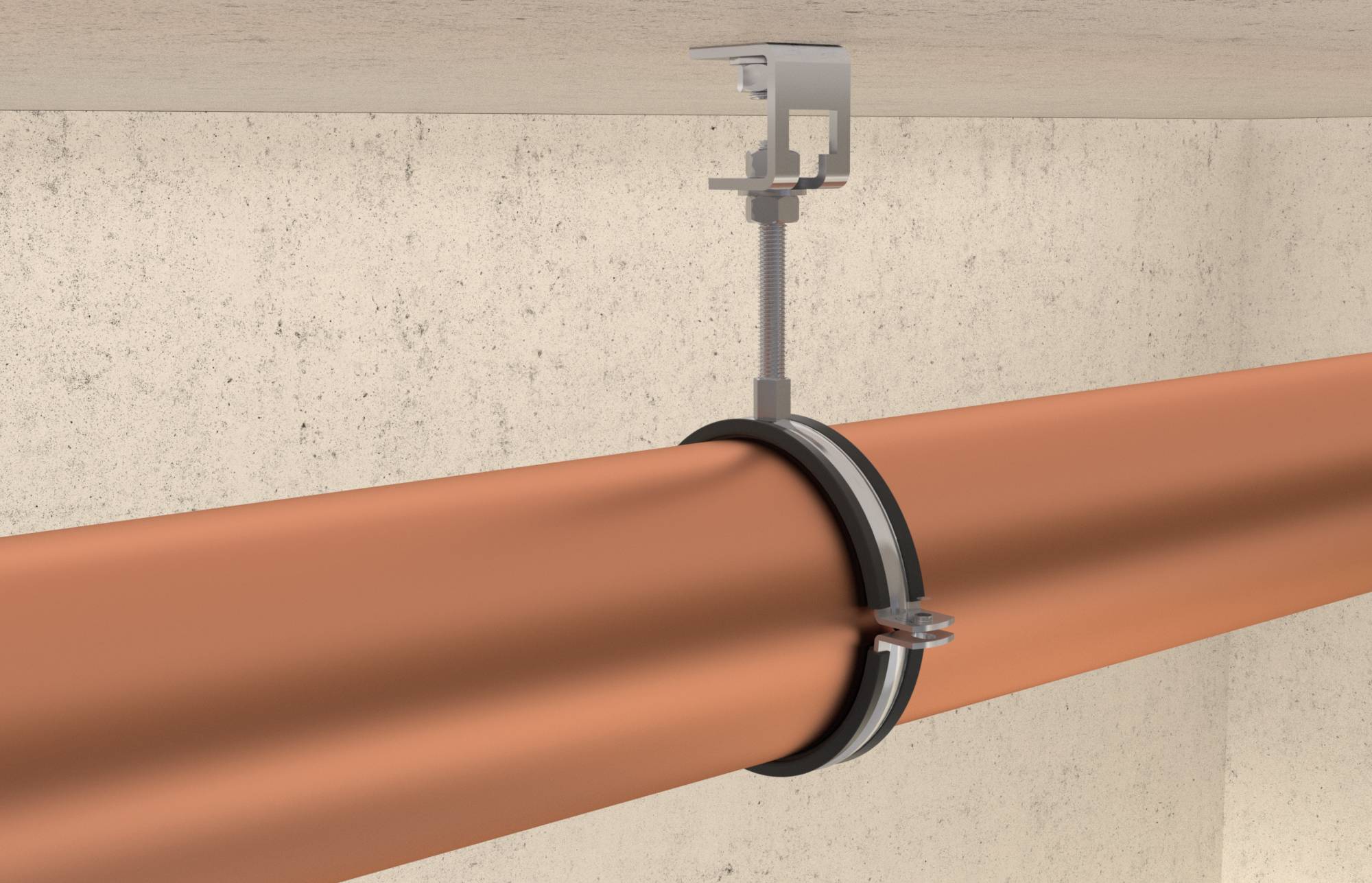 Koperen buis bevestigd aan een betonnen plafond met een metalen ophangklem en beugel.