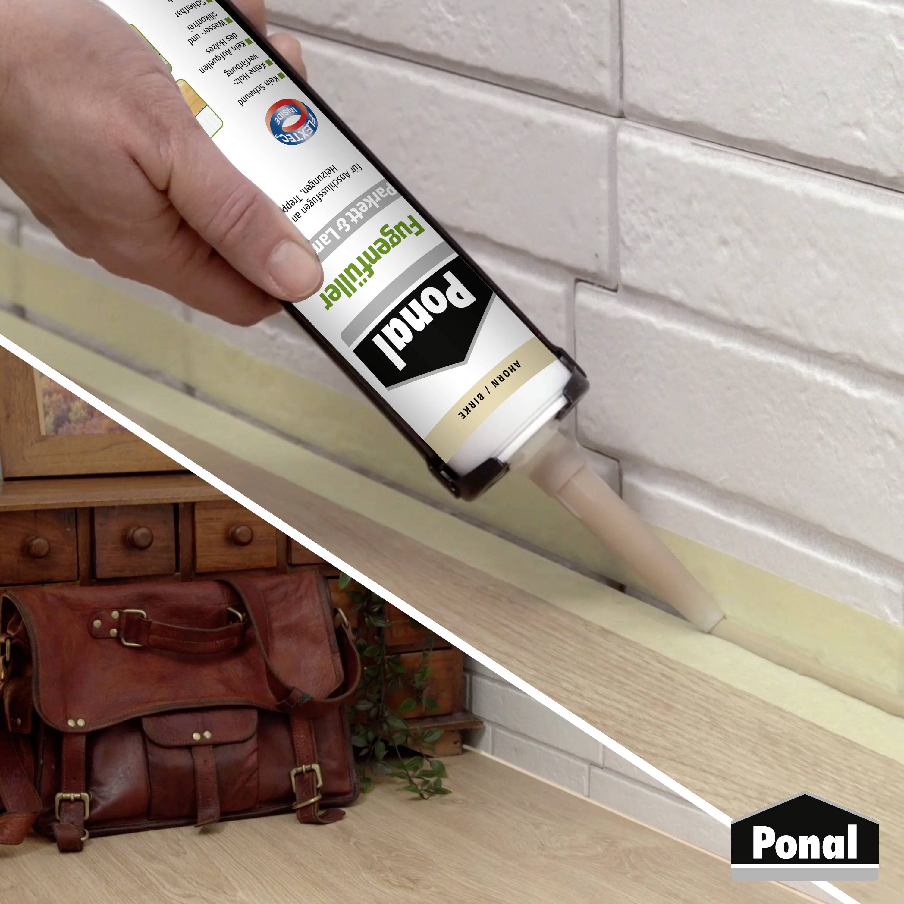 Een hand houdt een kitpistool voor voegafdichting vast en trekt een lijn tussen het aanrecht en de tegelmuur.