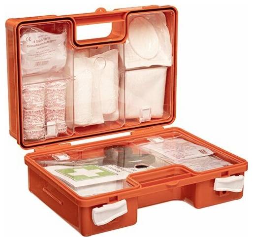 Een open oranje EHBO-kit met verbanden, gaas en ontsmettingsdoekjes erbinnen.