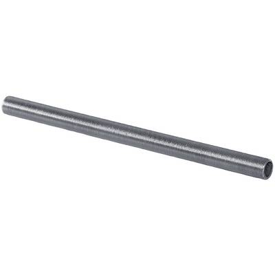 Een zilveren flexibele metalen leidingbuis weergegeven diagonaal op een witte achtergrond, met schroefdraad ribbels en holle open uiteinde.