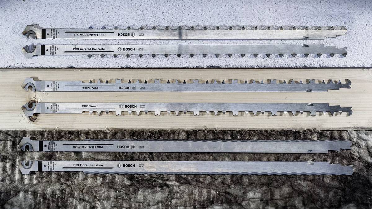 'Meerdere Bosch zaagbladen in verschillende formaten en vormen naast elkaar op een houten plaat voor diverse materiaaltoepassingen.'