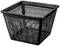 Een zwarte, vierkante plastic mand met rasterpatroon.