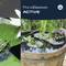 Een groen waterbassin met een drijvende plant op de voorgrond en een groene kikker. Ernaast een houten emmer met waterplanten. Bovenaan staat 'PondBasket ACTIVE'.