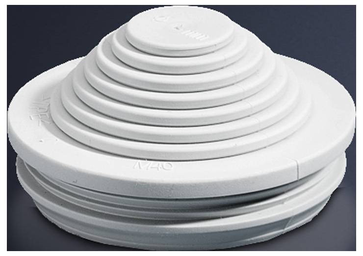 Een witte schoorsteenkap met meerdere trapsgewijze ringen van kunststof, die dient voor afdichting en ventilatie van daken.