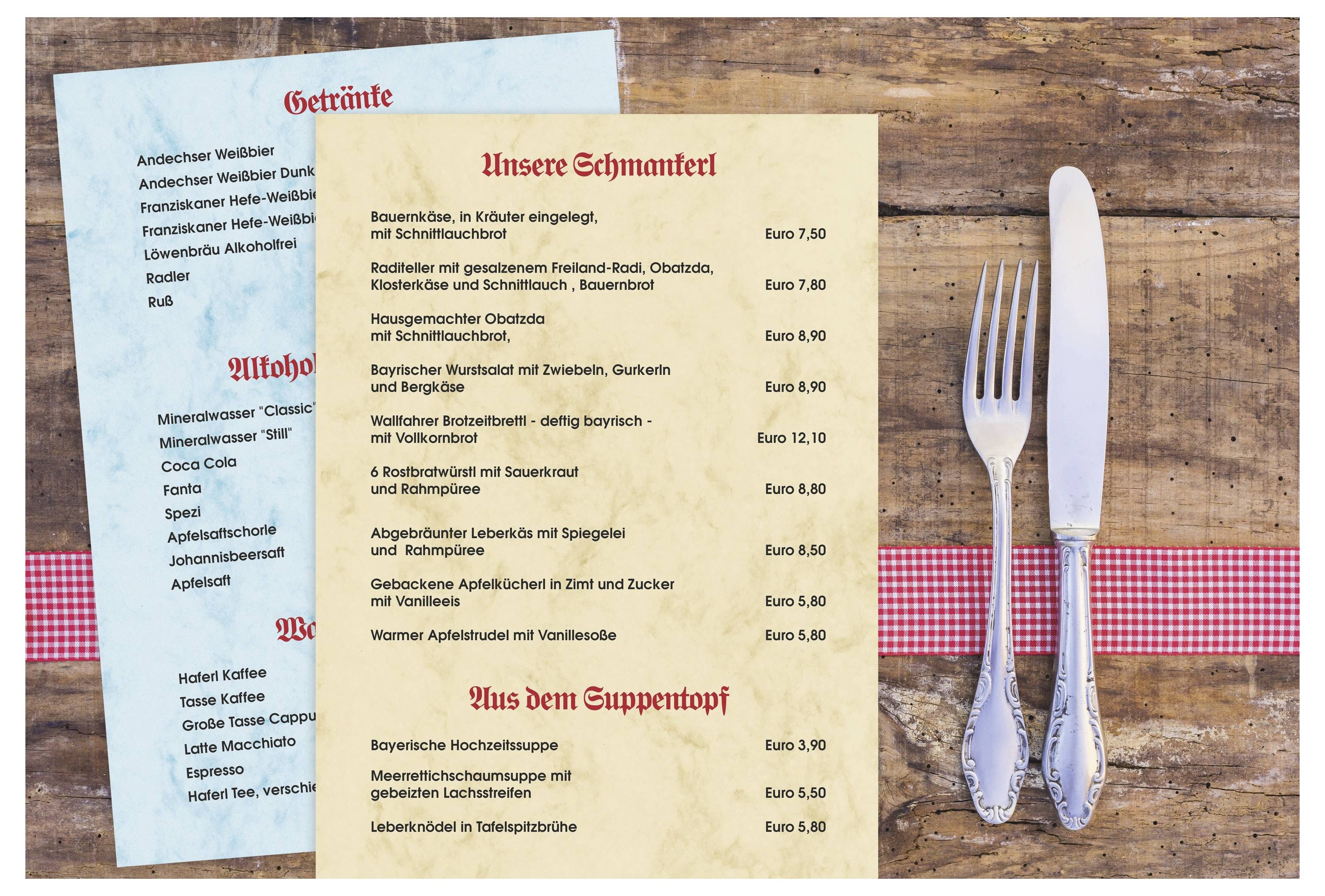 Een rustieke tafelschikking met twee Duitse restaurantmenus en bestek op een rood geblokt servet, waarop een 'Unser Wochen.../Aus dem Suppentopf' voedsellijst en drankopties zichtbaar zijn.