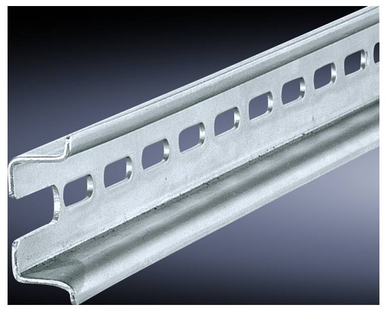 Metalen rail met rechthoekige gaten voor bevestigingen, gepresenteerd op een donkere achtergrond.