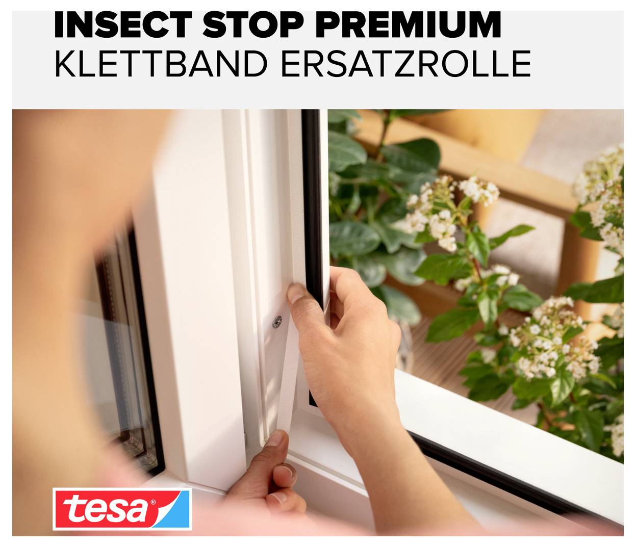 Persoon vervangt de klittenbandrollen van een insectenbescherming aan het raam; bovenaan staat 'INSECT STOP PREMIUM KLITTENBAND VERVANGINGSROL', onderaan het tesa-logo.