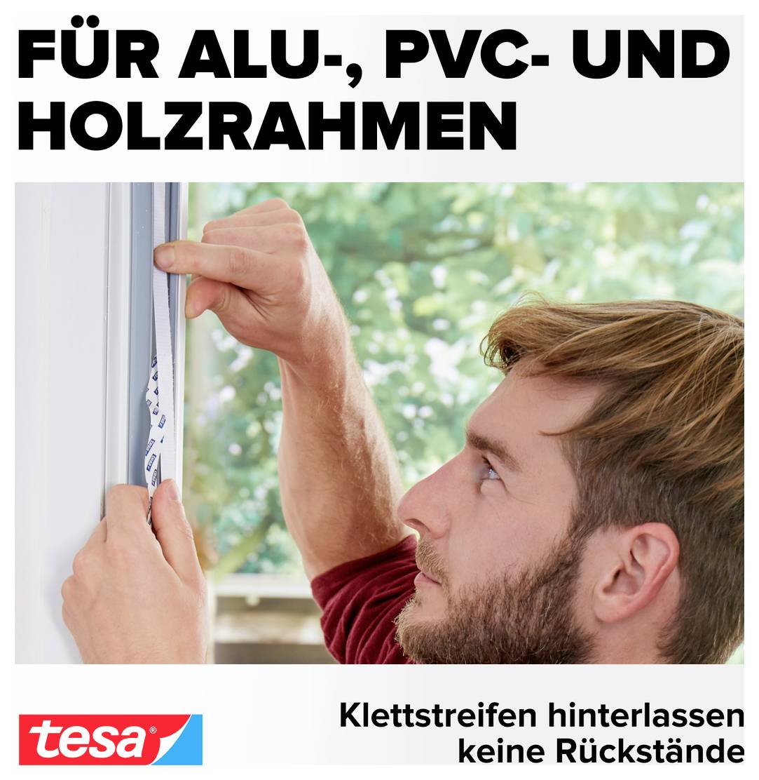 Man verwijdert plakband aan het raamkozijn; Advertentiemelding: 'Voor aluminium-, PVC- en houten kozijnen', 'Klittenbandrepen laten geen residuen achter'.