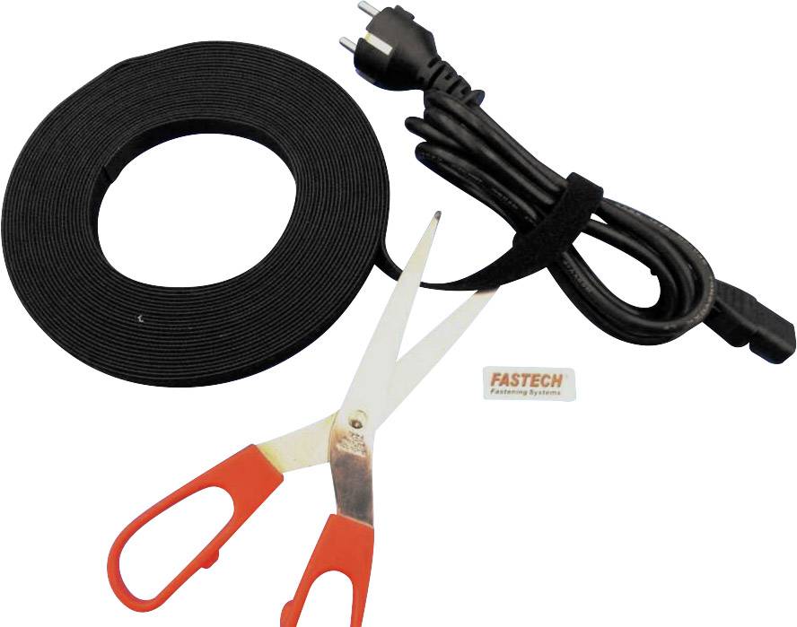 Een schaar ligt naast een opgerolde zwarte kabel met stekker, een kabelbandje en een klein bordje met de tekst 'Fastech'.