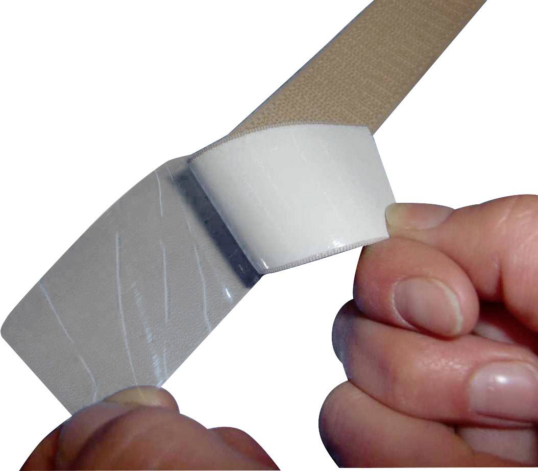 Persoon trekt klittenband uit elkaar, close-up.