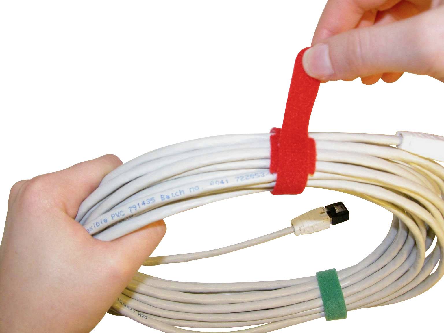 Een hand houdt een opgerolde kabel vast, terwijl een andere hand een rood klittenband aanbrengt om de kabel te bevestigen.