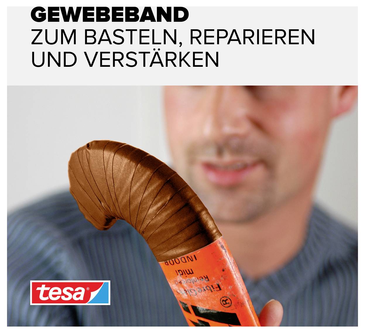 Een man houdt een rol bruine ducttape vast. Opschrift: Ducttape voor knutselen, repareren en versterken. Merk Tesa.