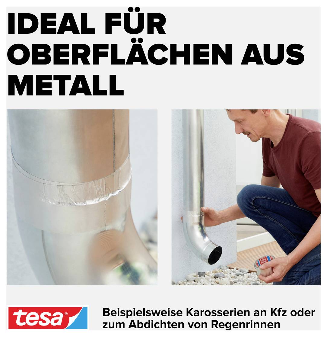 'Een man bevestigt een zilveren buis met plakband aan een muur van een huis. Tekst: Ideaal voor metalen oppervlakken. Tesa-logo onderaan.'