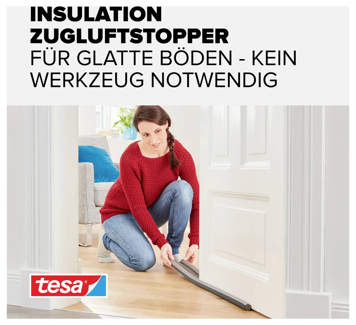 Een vrouw brengt een zwarte tochtstrip aan onder een witte deur. Tekst: 'ISOLATIE TOCHTSTRIP VOOR GLADDE VLOEREN - GEEN GEREEDSCHAP NODIG'. tesa-logo rechtsonder.