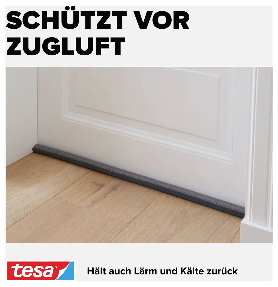 Deurkit onder deur, voorkomt tocht. Tekst: 'Beschermt tegen tocht'. Merkteken linksonder.