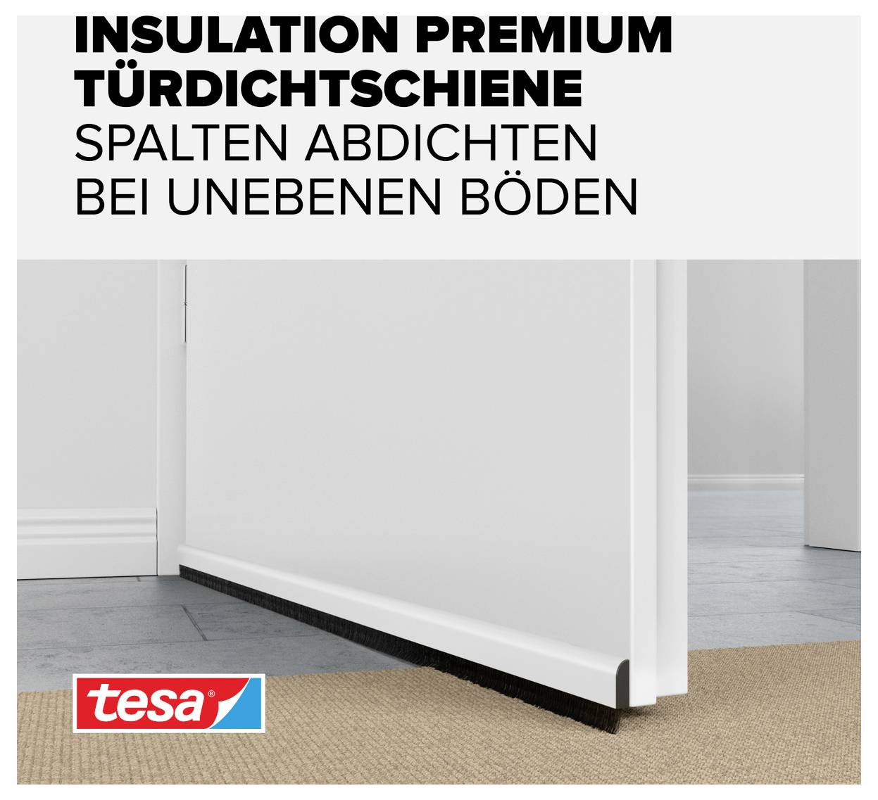 Witte deur met deurdichtingslijst, gemonteerd op oneven grond. Bovenaan staat de tekst: 'Insulation Premium Deurdichtingslijst'. Linksonder het tesa-logo.