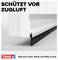 'Beschermt tegen tocht': Close-up van een deurdichtingsrubber met borstels. Eronder: 'tesa - Houdt ook lawaai, stof en kou tegen'.