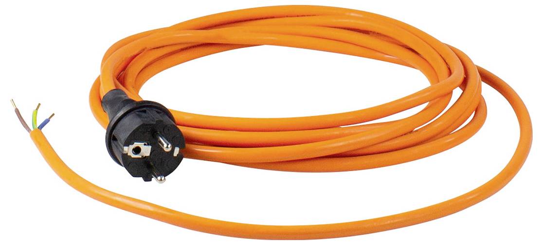 Een oranje elektrische kabel met een zwarte stekker aan het ene uiteinde en blootliggende draden aan het andere, opgerold op een witte achtergrond.