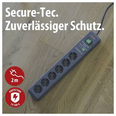 Zwarte stekkerdoos met schakelaar en 6 stekkerplaatsen op houten vloer; tekst: 'Secure-Tec. Betrouwbare bescherming.' evenals symbolen voor 2 m snoer en 19.500 A bescherming.