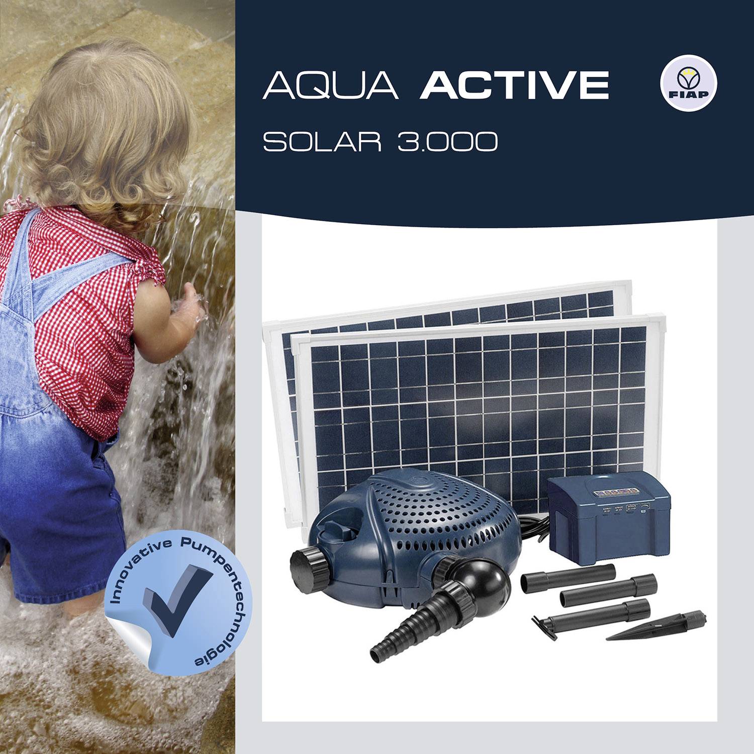 Een kind speelt in het water naast een zonne-waterpomp, model 'Aqua Active Solar 3000', met zonnepaneel en toebehoren.