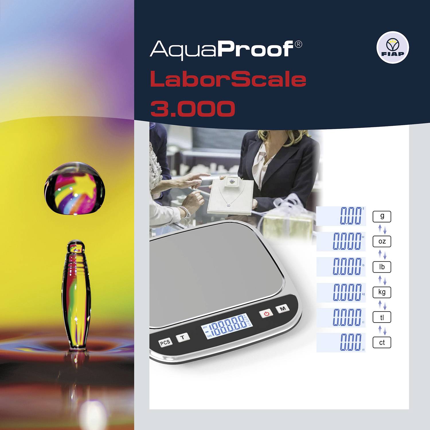 'AquaProof LaborSchaal 3000' met digitale weergave, omringd door zakenvrouwen. Deskundigen bespreken het product.