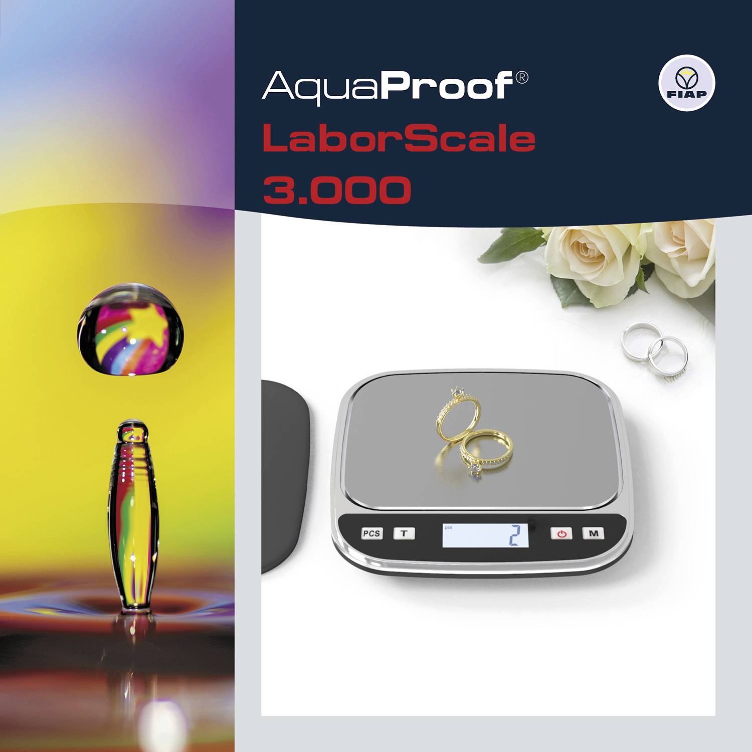 Een digitale weegschaal met een paar ringen erop. Achtergrond met kleurrijk patroon en tekst 'AquaProof LaborSchaal 3.000'.