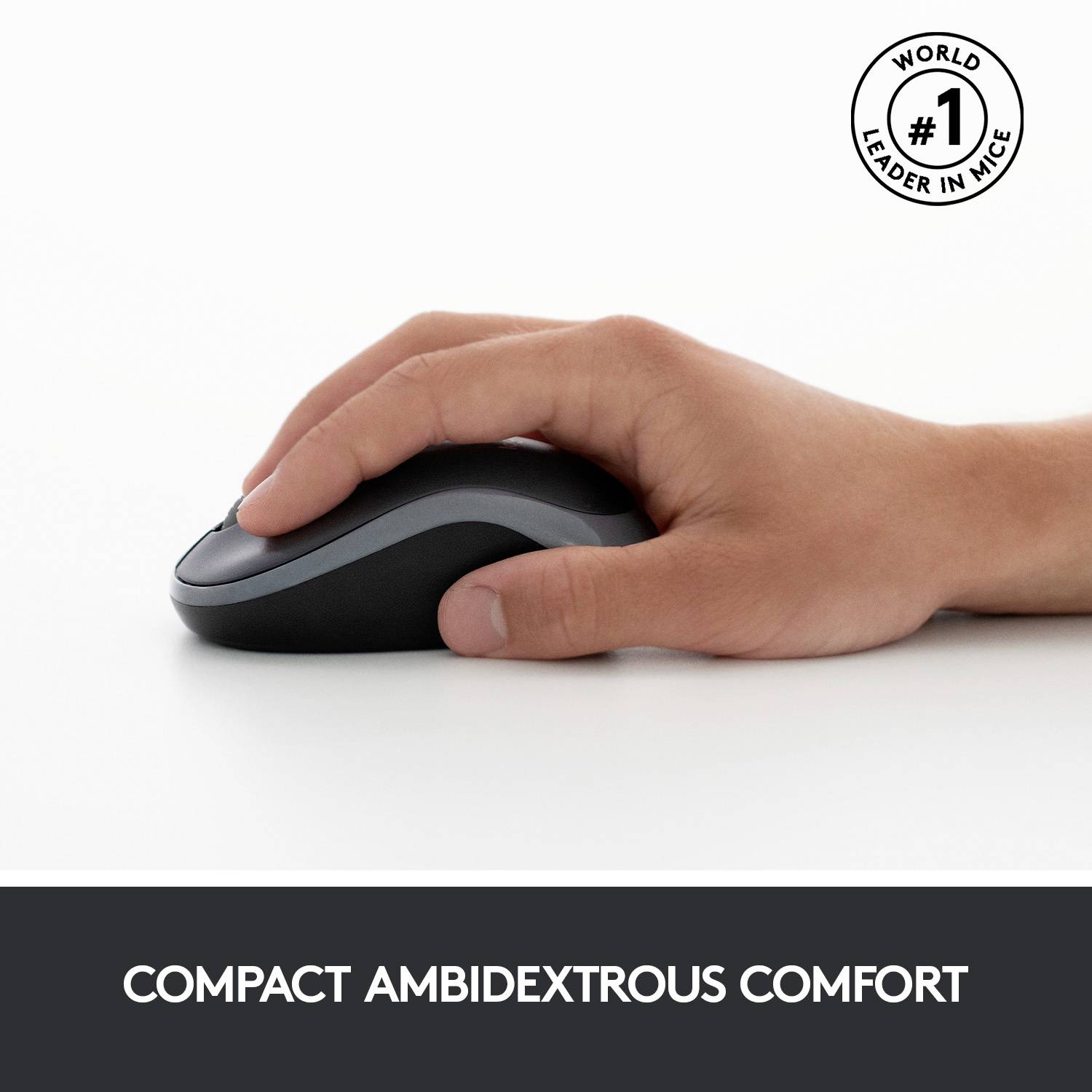 Een hand houdt een zwarte computermuis vast. Tekst daaronder luidt: 'Compact, comfortabel ontwerp voor linker- en rechtshandigen.'
