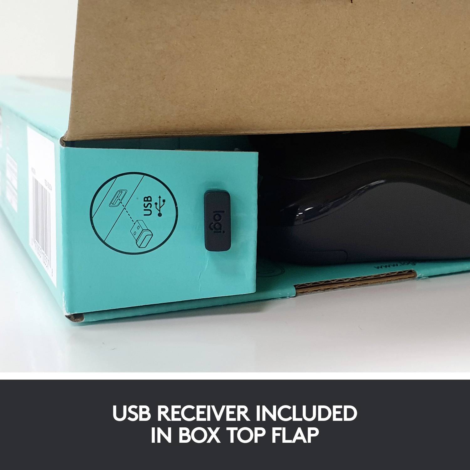 'USB-ontvanger inbegrepen onder klep bovenaan de behuizing' staat op een kartonnen etiket. Een USB-ontvanger is afgebeeld.