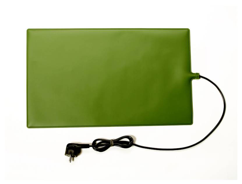Een rechthoekig groen verwarmingskussen met een zwart netsnoer op een witte achtergrond.