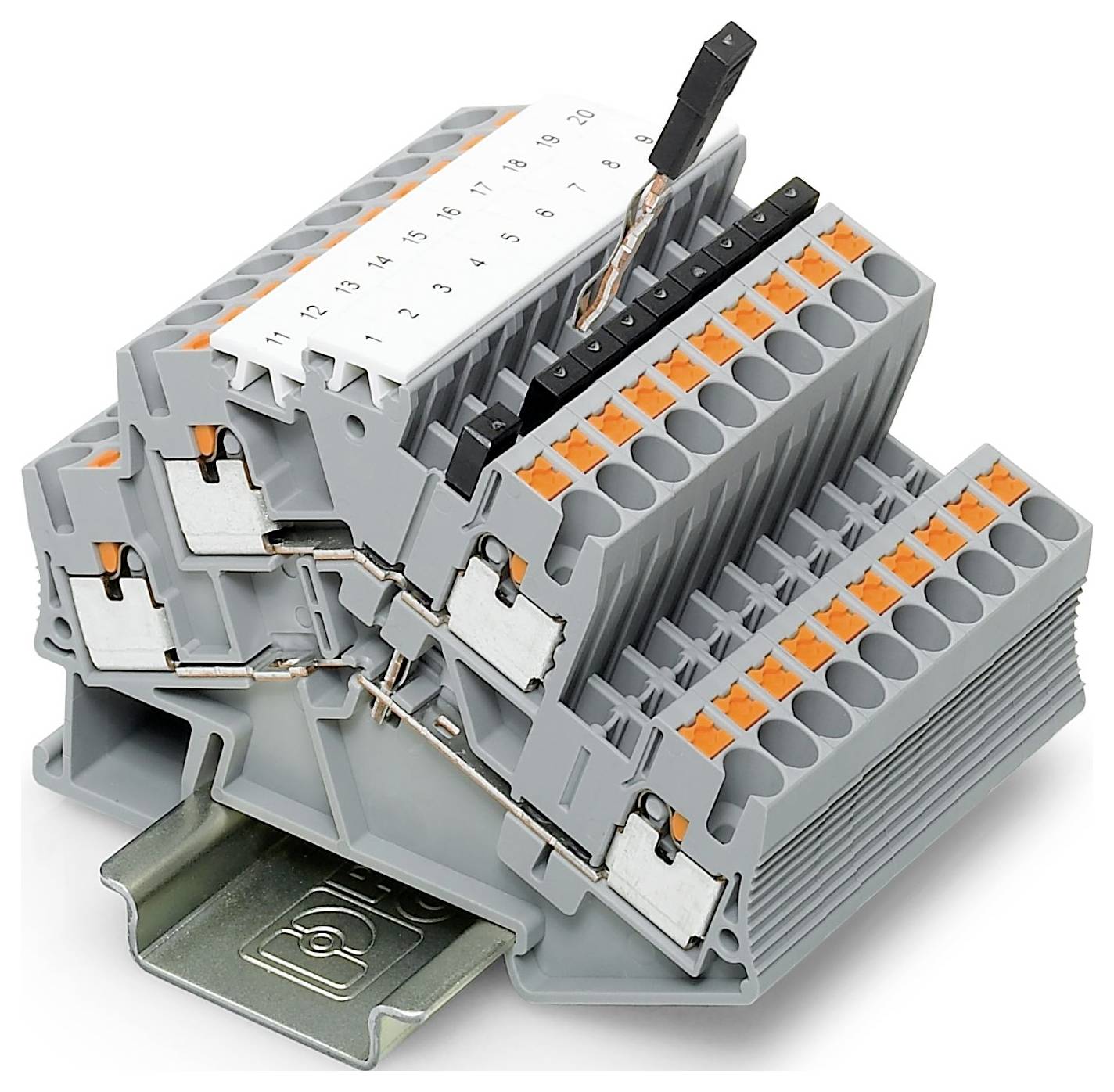 Een stapel grijze elektrische aansluitblokken met oranje aansluitpunten, gemonteerd op een metalen basis, voorzien van een genummerd etiketstrip.