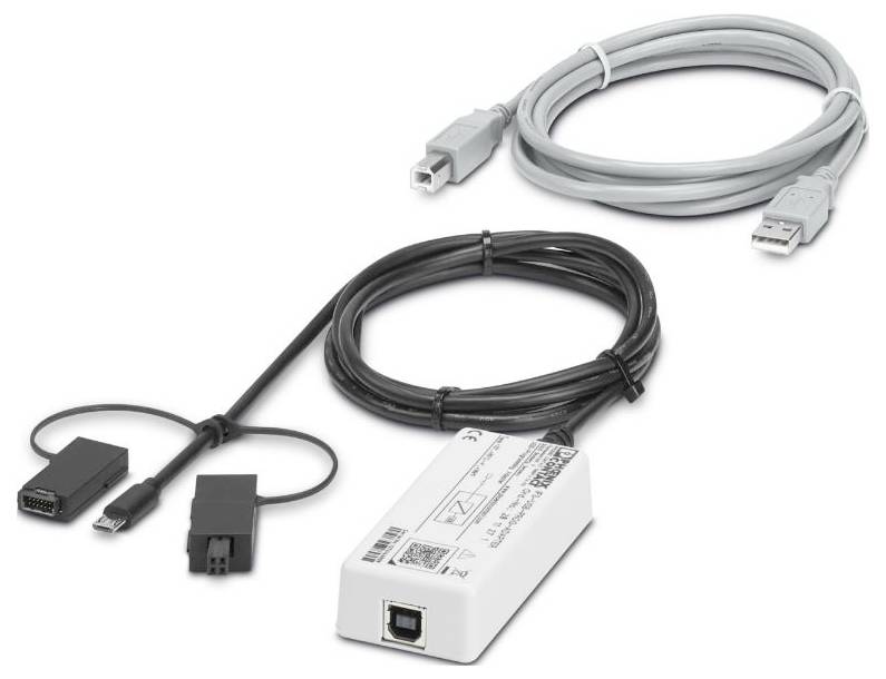 Twee USB-kabels met connectoren en een adapteermodule ontworpen voor gegevensoverdracht tussen apparaten.