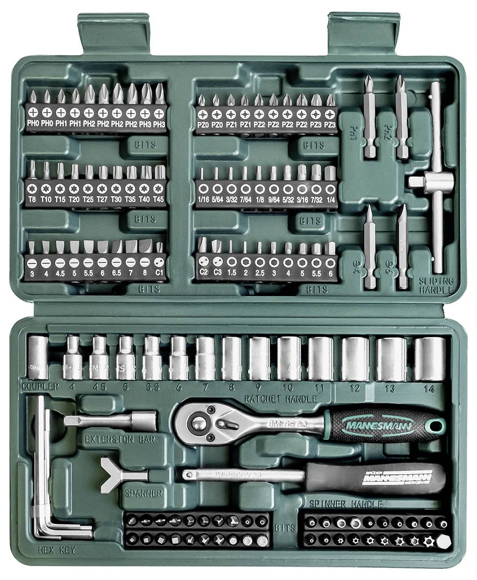 Een groene gereedschapskoffer met veel bits, moeren en een ratelgreep. Praktisch voor veelzijdige reparaties en montages.