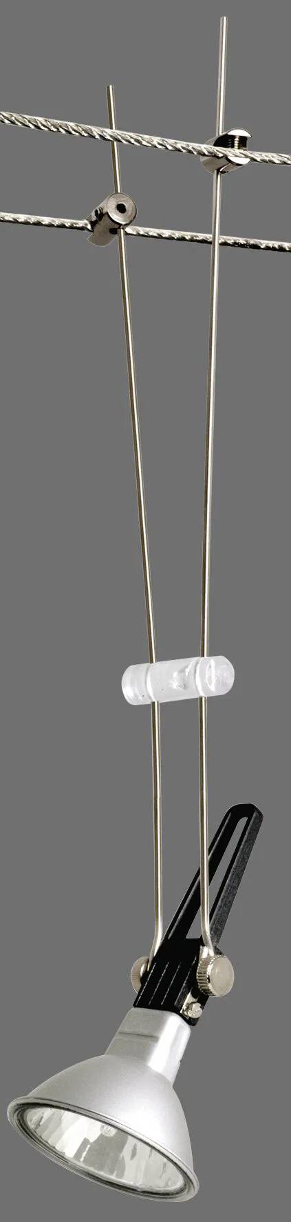 Moderne plafondlamp met zilveren kap, opgehangen aan twee kabels; geschikt voor railgebaseerde verlichtingssystemen.