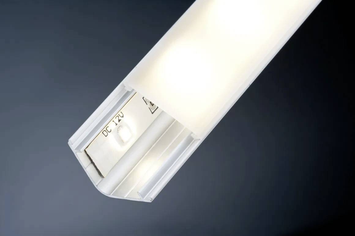 Een lichtgevende LED-lamp die tegen een donkere achtergrond wordt getoond. Hij is langwerpig en produceert een wit, helder licht.