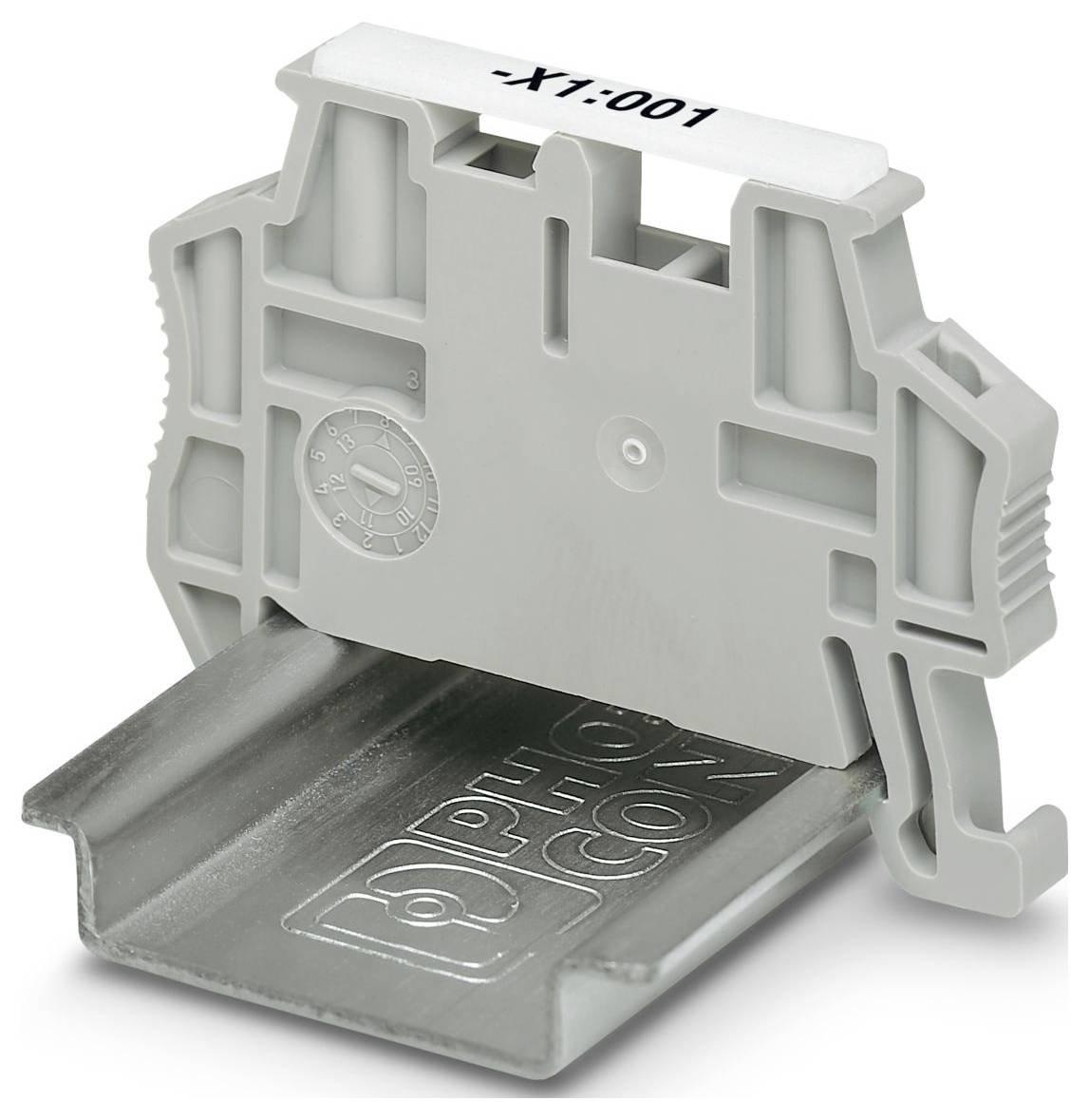 'Een grijze elektrische aansluitblok rustend op een metalen montagegeleiding, voorzien van een klein logo en gelabeld met XT:001 aan de bovenkant.'