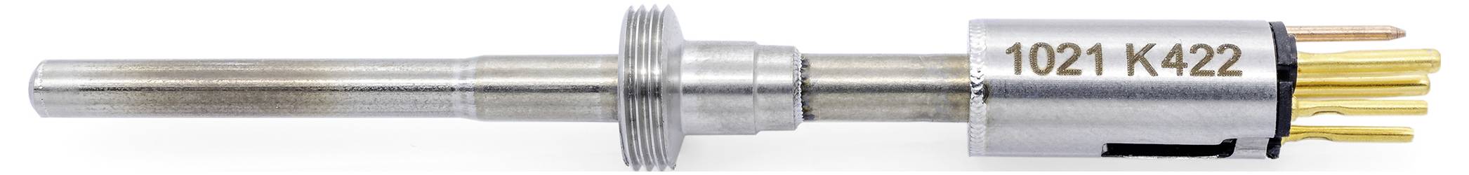 Metalen pen met de gravure '1021 K422' en verschillende goudkleurige contactpunten aan de rechterkant.