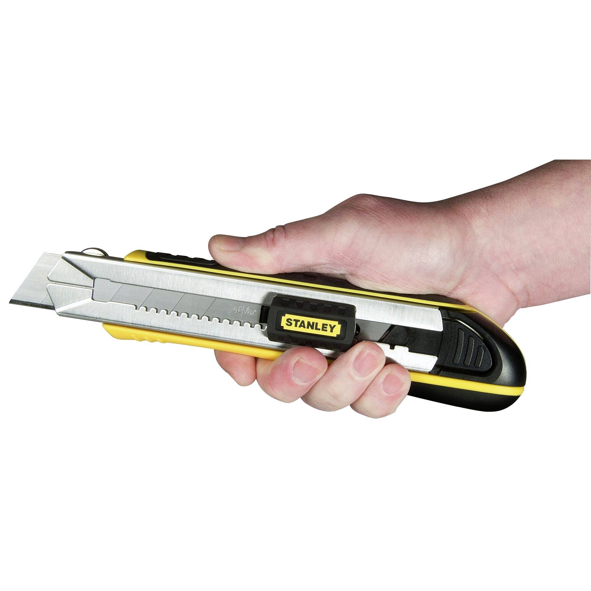 Hand houdt een geel Stanley-tapijtmes vast.
