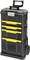 Een zwarte gereedschapskist met gele laden en wielen. Hij is groot, rechthoekig en heeft een bovenhandvat om hem te dragen.